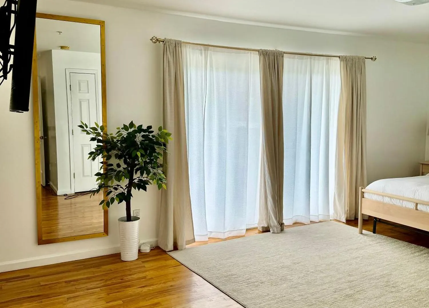 Stylish Evergreen Apartment By Newark Airport