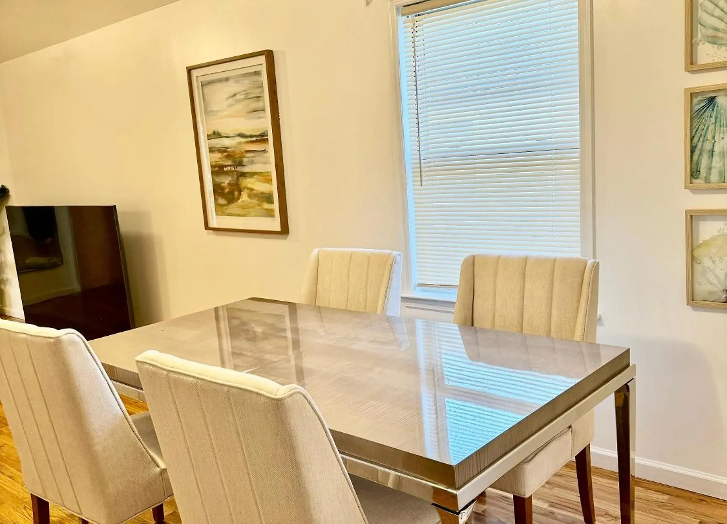Stylish Evergreen Apartment By Newark Airport